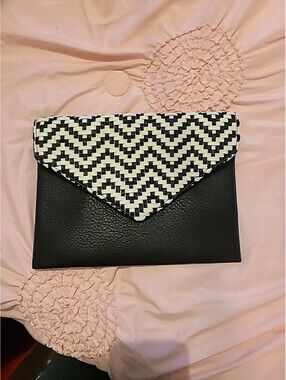 NWOT Anthropologie Street Level Woven Black& White Clutch Handbag Magnetic